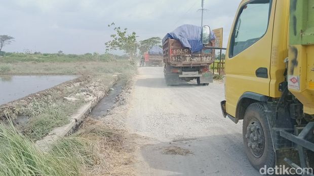 Jalan Gedaren - Manjungan, Kecamatan Ngawen, Klaten rusak berat.