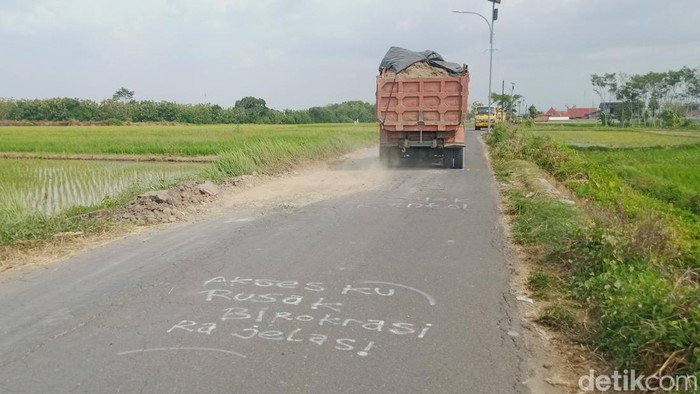 Jalan Gedaren - Manjungan, Kecamatan Ngawen, Klaten rusak berat.