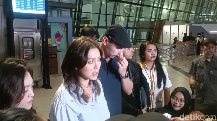 Jessica Iskandar menyambut kedatangan Christoper Steffanus di Bandara Soekarno Hatta.