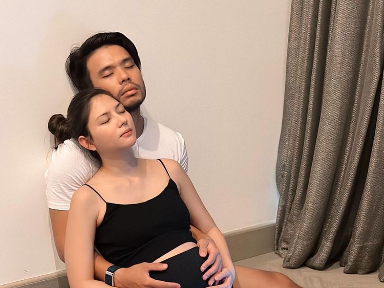 7 Foto Jessica Mila & Suami Ikut Prenatal Yoga, Tampil Natural Tanpa Makeup