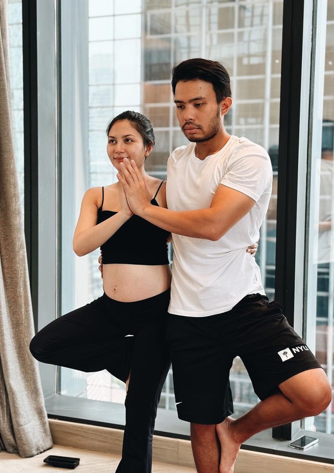Mengenakan legging hitam yang dipadukan dengan tanktop crop top, baby bump di perut Jessica Mila pun sudah jelas terlihat. Perutnya itu kini tampak sudah semakin besar. Foto: Instagram/@jamilatus.sadiyah