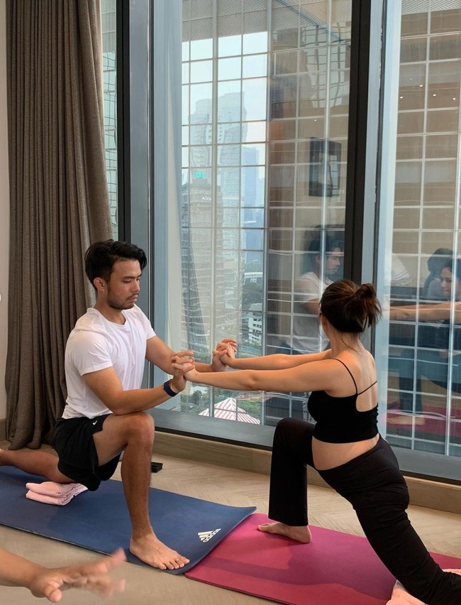 Dalam unggahan terlihat Jessica dan Yakup yang kompak dan juga serius mengikuti pose-pose yang diarahkan. Foto: Instagram/@jamilatus.sadiyah