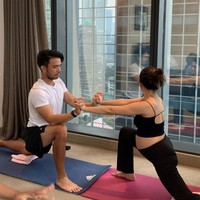 Dalam unggahan terlihat Jessica dan Yakup yang kompak dan juga serius mengikuti pose-pose yang diarahkan. Foto: Instagram/@jamilatus.sadiyah