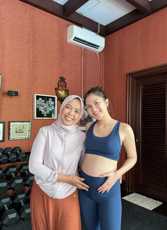 Berpose bersama Jamilatus Sa’diyah, begini gaya natural Jessica Mila pamer baby bump. Pesona bumil terlihat cantik terpancar meski dengan rambut yang hanya dicepol ke belakang dan wajah polos tanpa makeup. Foto: Instagram/@jamilatus.sadiyah