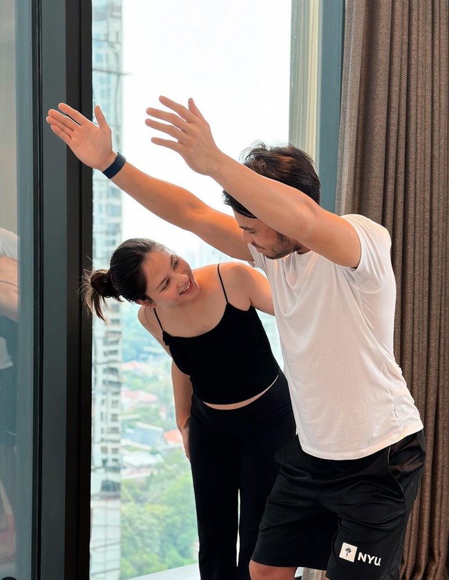 Setelah menikah dengan Yakup Hasibuan pada 5 Mei 2023 Jessica Mila kini diketahui tengah hamil anak pertama. Beberapa waktu lalu Jessica bersama suaminya pun terlihat mengikuti kelas prenatal yoga. Foto: Instagram/@jamilatus.sadiyah