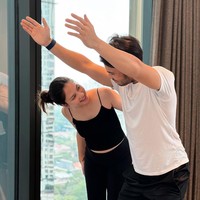 Setelah menikah dengan Yakup Hasibuan pada 5 Mei 2023 Jessica Mila kini diketahui tengah hamil anak pertama. Beberapa waktu lalu Jessica bersama suaminya pun terlihat mengikuti kelas prenatal yoga. Foto: Instagram/@jamilatus.sadiyah