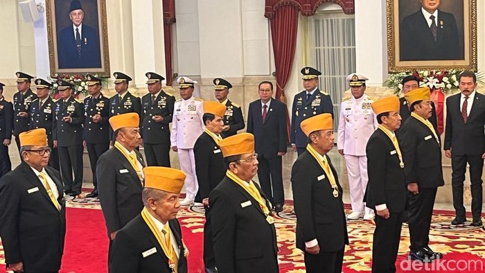 Jokowi lantik Dewan Pimpinan dan Pertimbangan Pusat LVRI periode 2022-2027.