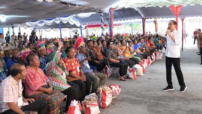 Jokowi saat membagikan bantuan Cadangan Beras Pemerintah (CBP) di Biak, Papua.