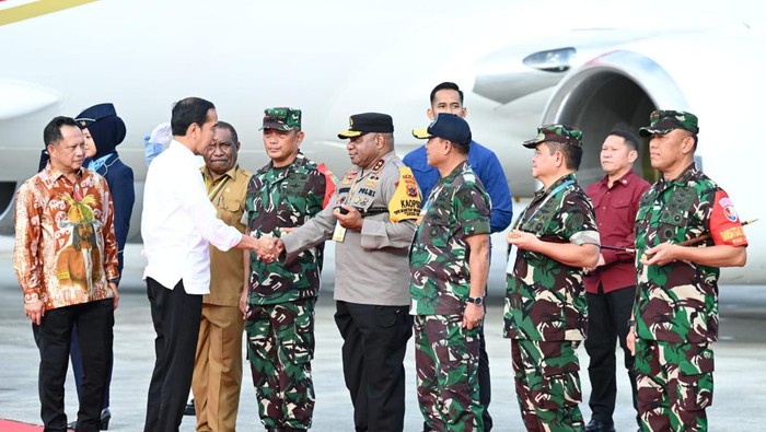 Jokowi tiba di Papua disambut Mendagri Tito Karnavian hingga Kapolda Papua Irjen Mathius D. Fakhiri.