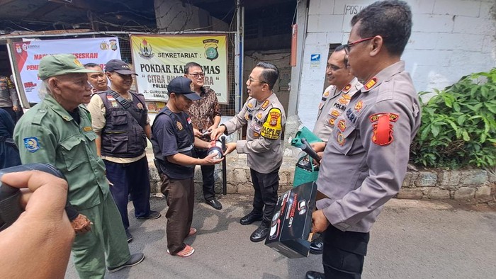 Kapolres Jaksel Kombes Ade Ary Syam Indradi mengecek poskamling di Setiabudi.