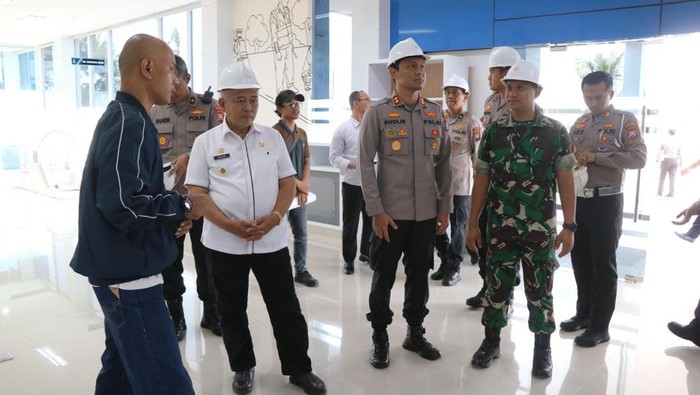 Kapolres Malang AKBP Putu Kholis Aryana meninjau pembangunan kantor satpas prototipe bersama Forkopimda Kabupaten Malang