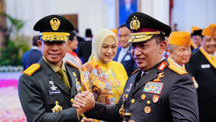 Kapolri Jenderal Listyo Sigit Prabowo memberi ucapan selamat atas dilantiknya Jenderal TNI Agus Subiyanto menjadi Panglima TNI. (IG @listyosigitprabowo)
