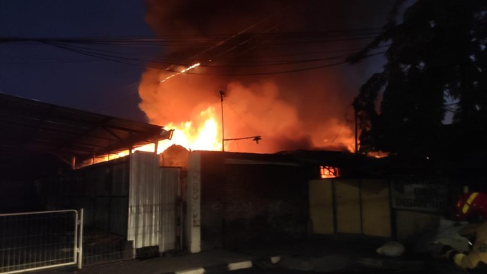 Kebakaran rumah usaha katering di Surabaya diduga gegara LPG bocor