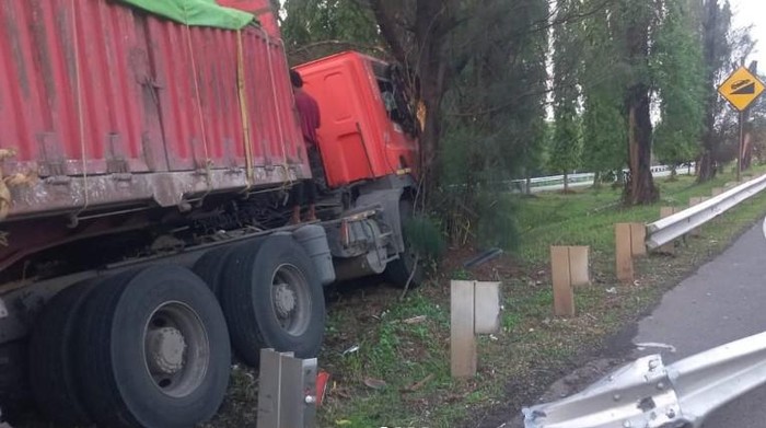 Kecelakaan 2 Truk Terperosok Parit di Tol Jatiasih arah TMII, Lalin Macet