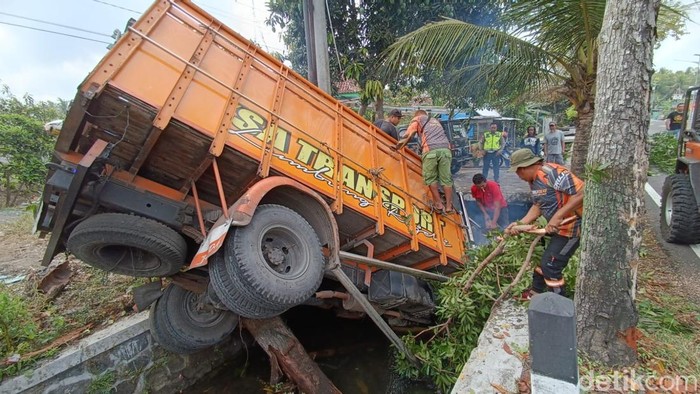 Kondisi truk muatan pupuk yang ringsek setelah terjatuh ke dalam parit di jalan Jogja - Purworejo wilayah Kalurahan Triharjo, Kapanewon Wates, Kulon Progo, Rabu (22/11/2023)