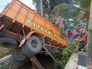 Hindari Tabrakan, Truk Muatan Pupuk Masuk Parit di Kulon Progo