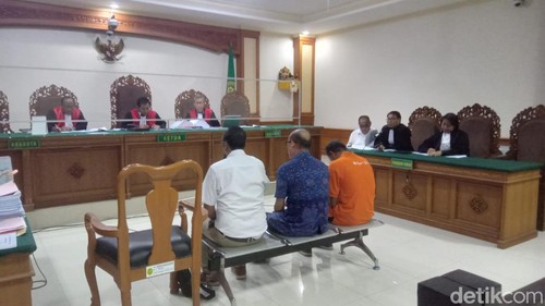 Para Kepala SDN di Buleleng berdaksi di Pengadilan Negeri Tipikor Denpasar, Rabu (22/11/2023). (Aryo Mahendro/detikBali).