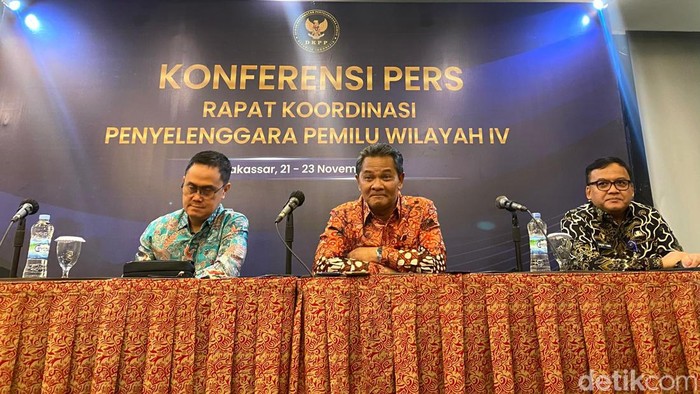 Ketua DKPP Heddy Lugito (tengah) pada Rakorwil IV Penyelenggara Pemilu di Makassar, Sulsel.