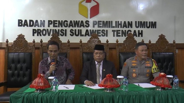 Ketua  DPD PDIP Sulteng Muharram Nurdin ( berpeci) mengklarifikasi isu intel di Rakerda PDIP Palu.