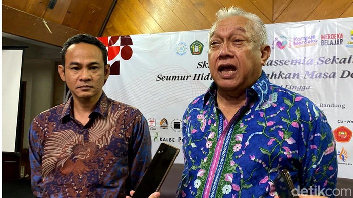 Ketua Yayasan Talasemia Indonesia Rusandi (kanan) dan Ketua STFI Dr. apt. Adang Firmansyah, M.Si. (kiri) (Foto: Wisma Putra/detikJabar)