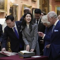 Namun, titik terbesar dalam kasus ini datang dari sebuah tas Christian Dior senilai sekitar US$ 2.200. Pada akhir 2023, sebuah kanal YouTube berhaluan kiri merilis video rekaman tersembunyi yang memperlihatkan seorang pendeta Korea-Amerika memberikan tas tersebut kepada Kim.  Foto: Instagram Royal Family