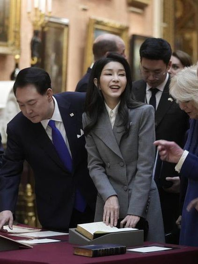 Namun, titik terbesar dalam kasus ini datang dari sebuah tas Christian Dior senilai sekitar US$ 2.200. Pada akhir 2023, sebuah kanal YouTube berhaluan kiri merilis video rekaman tersembunyi yang memperlihatkan seorang pendeta Korea-Amerika memberikan tas tersebut kepada Kim.  Foto: Instagram Royal Family