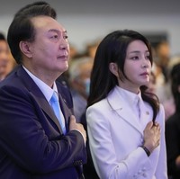 Selama menjabat sebagai ibu negara, Kim kerap mencuri perhatian lewat penampilan modisnya dalam berbagai kunjungan kenegaraan ke luar negeri. Gayanya menuai pujian sekaligus kritik, karena dinilai bertolak belakang dengan citra ibu negara Korea Selatan yang umumnya tampil sederhana dan cenderung berada di balik layar.Foto: Dok. AP