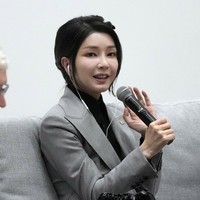 Menurut Einas, saat ini prosedur seperti filler dan botox juga bisa membuat wajah terlihat awet muda tanpa perlu operasi plastik. Untuk wajah Kim Keon Hee, Einas tak bisa mengatakan apakah istri presiden Korsel itu melakukan botox dan filler atau tidak. Namun pastinya kata Einas, Kim melakukan perawatan wajah profesioal dan tingkat lanjut. Foto: Dok. AP