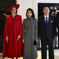 Kehadiran Kim Keon Hee ke Inggris ini mencuri atensi. Terutama saat fotonya bersebelahan dengan Kate Middleton tersebar. Kim yang berusia 51 tahun tampak seumuran dengan Kate yang 10 tahun lebih muda darinya Foto: Dok. AP