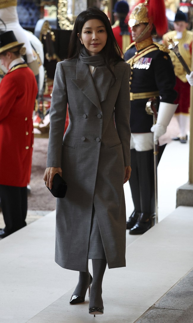 Selain perawatan profesional, faktor gaya hidup seperti pola makan seimbang, olahraga teratur, dan hidrasi yang tepat berkontribusi signifikan dalam menjaga penampilan awet muda,” jelas dr. Einas Mousa soal wajah glowing ibu negara Korsel, Kim Keon Hee. Foto: Dok. AP