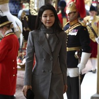 Selain perawatan profesional, faktor gaya hidup seperti pola makan seimbang, olahraga teratur, dan hidrasi yang tepat berkontribusi signifikan dalam menjaga penampilan awet muda,” jelas dr. Einas Mousa soal wajah glowing ibu negara Korsel, Kim Keon Hee. Foto: Dok. AP