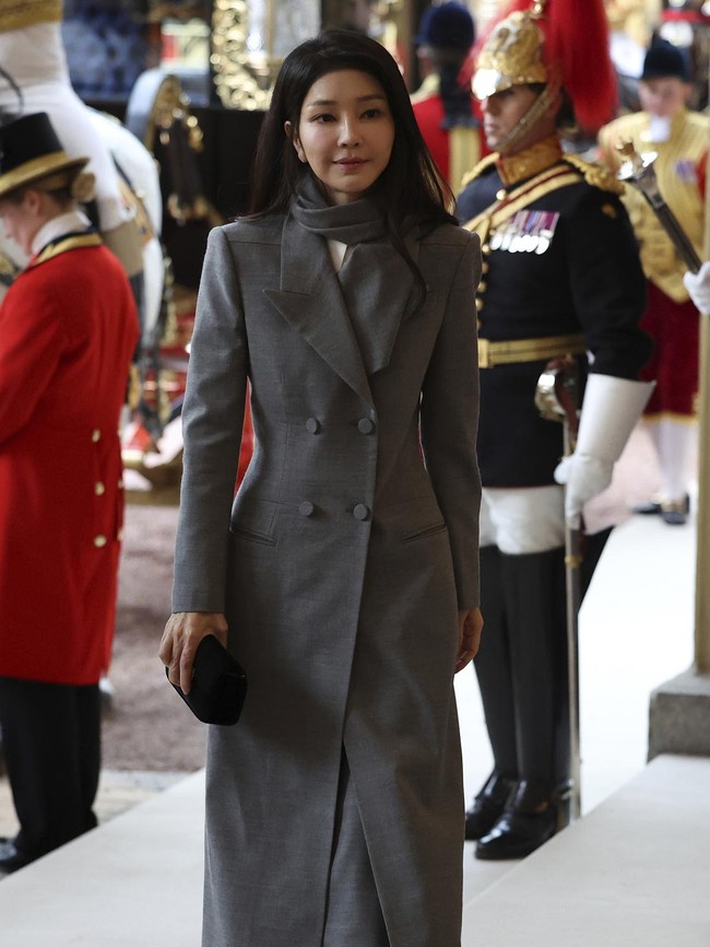 Lantas, siapa sebenarnya Kim Keon Hee? Sejak awal, wanita 53 tahun itu bukan sosok ibu negara yang konvensional. Kim memiliki latar belakang di dunia seni dan pernah mendirikan agensi pameran sendiri sebelum menikah dengan Yoon pada 2012, saat Yoon masih berkarier sebagai jaksa dan belum terjun ke dunia politik. Foto: Dok. AP