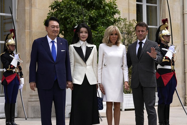 Sebelumnya saat berpose bersebelahan dengan istri Presiden Prancis, Brigitte Macron, penampilan Kim Keon Hee juga mencuri atensi. Wanita lulusan sarjana seni itu tampil glowing tak seperti waita berusia kepala lima. Foto: Dok. AP