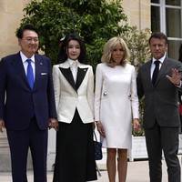 Sebelumnya saat berpose bersebelahan dengan istri Presiden Prancis, Brigitte Macron, penampilan Kim Keon Hee juga mencuri atensi. Wanita lulusan sarjana seni itu tampil glowing tak seperti waita berusia kepala lima. Foto: Dok. AP