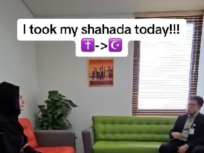 Kisah TikTokers yang menjadi mualaf karena melihat keteguhan iman warga Palestina.