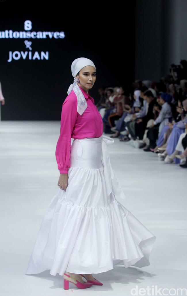 Fashion show kolaborasi Buttonscraves x Jovian di Jakarta Fashion Week 2024 bertempat di Pondok Indah Mal 3, Jakarta Selatan, Jumat [28/10/2023]. Foto: Mohammad Abduh/detikcom.