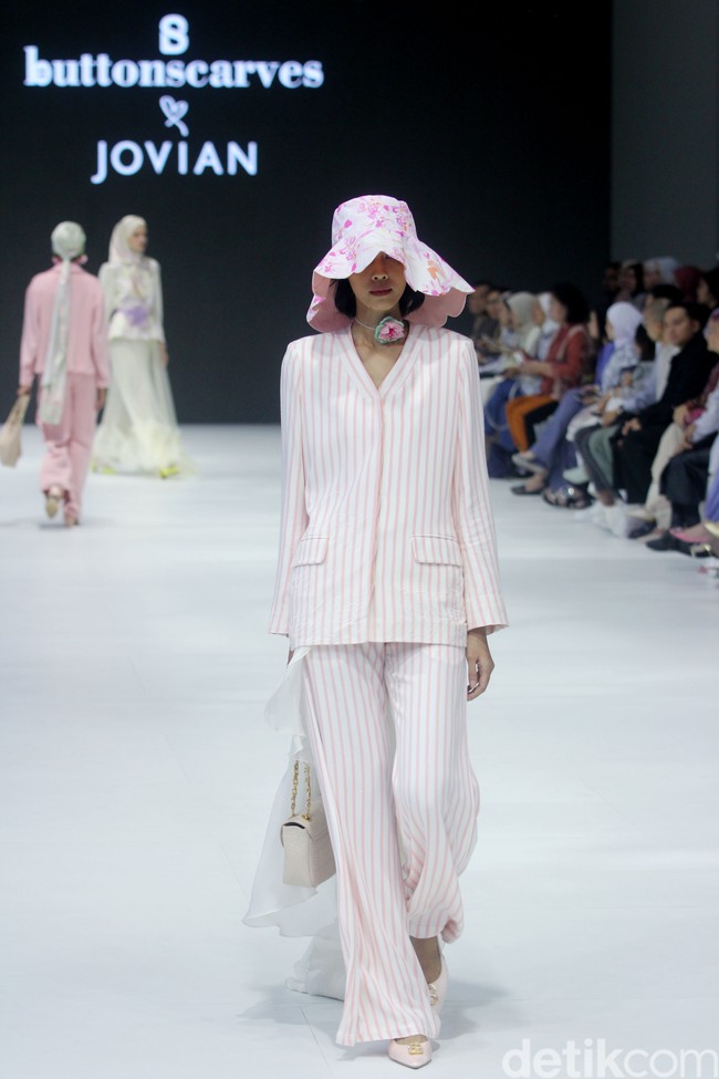 Fashion show kolaborasi Buttonscraves x Jovian di Jakarta Fashion Week 2024 bertempat di Pondok Indah Mal 3, Jakarta Selatan, Jumat [28/10/2023]. Foto: Mohammad Abduh/detikcom.
