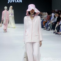 Fashion show kolaborasi Buttonscraves x Jovian di Jakarta Fashion Week 2024 bertempat di Pondok Indah Mal 3, Jakarta Selatan, Jumat [28/10/2023]. Foto: Mohammad Abduh/detikcom.