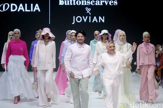 Fashion show kolaborasi Buttonscraves x Jovian di Jakarta Fashion Week 2024 bertempat di Pondok Indah Mal 3, Jakarta Selatan, Jumat [28/10/2023]. Foto: Mohammad Abduh/detikcom.
