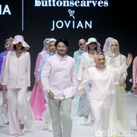 Fashion show kolaborasi Buttonscraves x Jovian di Jakarta Fashion Week 2024 bertempat di Pondok Indah Mal 3, Jakarta Selatan, Jumat [28/10/2023]. Foto: Mohammad Abduh/detikcom.