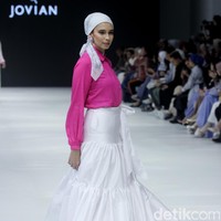 Fashion show kolaborasi Buttonscraves x Jovian di Jakarta Fashion Week 2024 bertempat di Pondok Indah Mal 3, Jakarta Selatan, Jumat [28/10/2023]. Foto: Mohammad Abduh/detikcom.