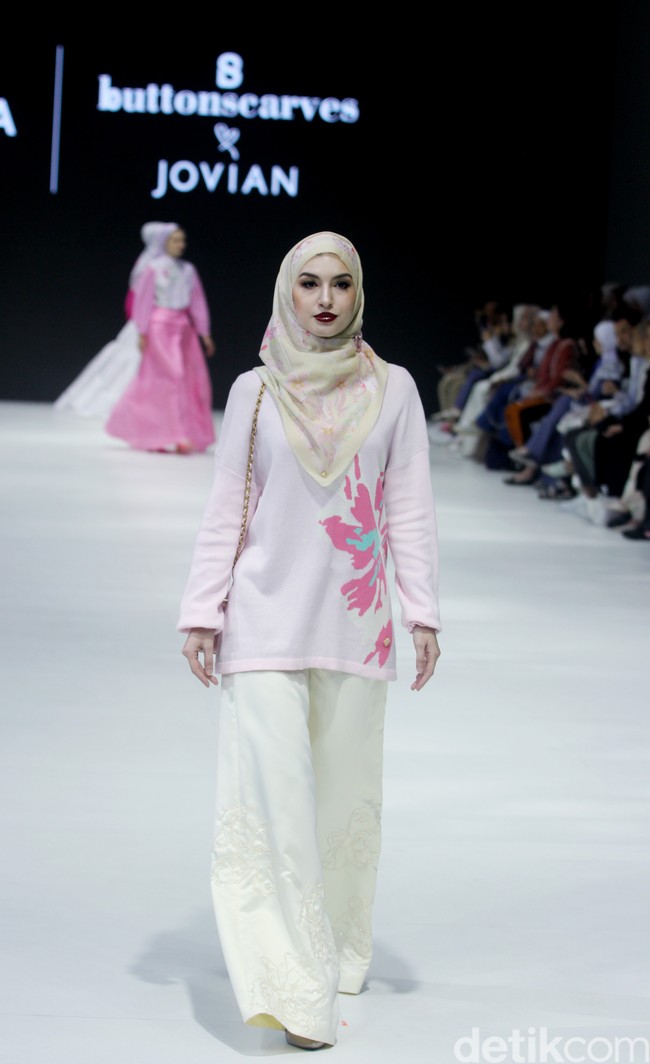 Fashion show kolaborasi Buttonscraves x Jovian di Jakarta Fashion Week 2024 bertempat di Pondok Indah Mal 3, Jakarta Selatan, Jumat [28/10/2023]. Foto: Mohammad Abduh/detikcom.