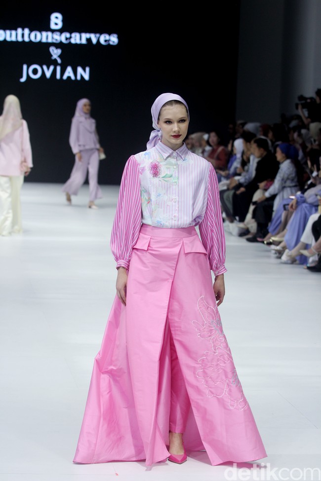 Fashion show kolaborasi Buttonscraves x Jovian di Jakarta Fashion Week 2024 bertempat di Pondok Indah Mal 3, Jakarta Selatan, Jumat [28/10/2023]. Foto: Mohammad Abduh/detikcom.