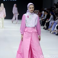 Fashion show kolaborasi Buttonscraves x Jovian di Jakarta Fashion Week 2024 bertempat di Pondok Indah Mal 3, Jakarta Selatan, Jumat [28/10/2023]. Foto: Mohammad Abduh/detikcom.