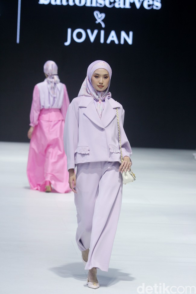Fashion show kolaborasi Buttonscraves x Jovian di Jakarta Fashion Week 2024 bertempat di Pondok Indah Mal 3, Jakarta Selatan, Jumat [28/10/2023]. Foto: Mohammad Abduh/detikcom.