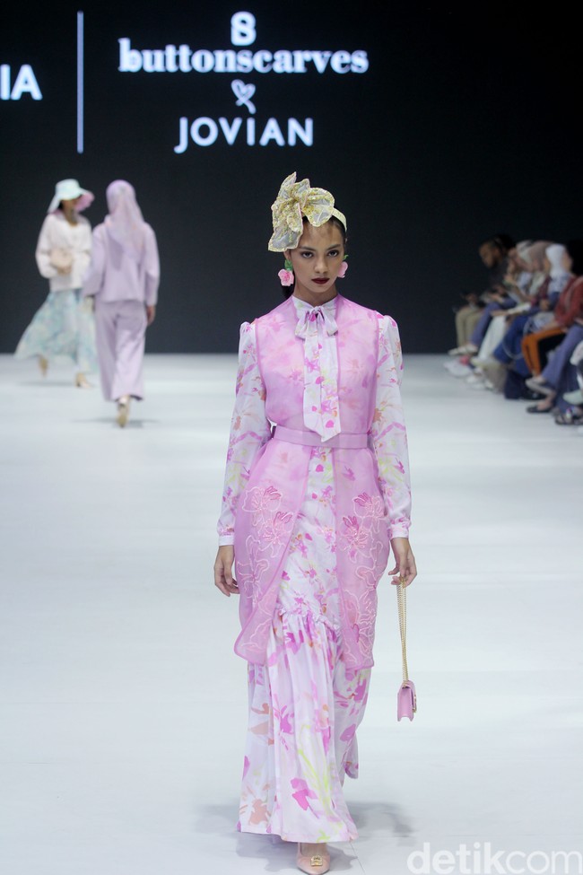 Fashion show kolaborasi Buttonscraves x Jovian di Jakarta Fashion Week 2024 bertempat di Pondok Indah Mal 3, Jakarta Selatan, Jumat [28/10/2023].  Foto: Mohammad Abduh/detikcom.