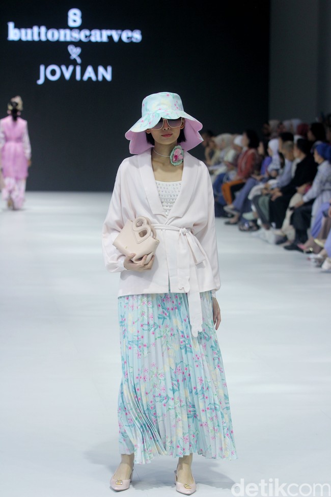 Fashion show kolaborasi Buttonscraves x Jovian di Jakarta Fashion Week 2024 bertempat di Pondok Indah Mal 3, Jakarta Selatan, Jumat [28/10/2023]. Foto: Mohammad Abduh/detikcom.