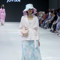 Fashion show kolaborasi Buttonscraves x Jovian di Jakarta Fashion Week 2024 bertempat di Pondok Indah Mal 3, Jakarta Selatan, Jumat [28/10/2023]. Foto: Mohammad Abduh/detikcom.