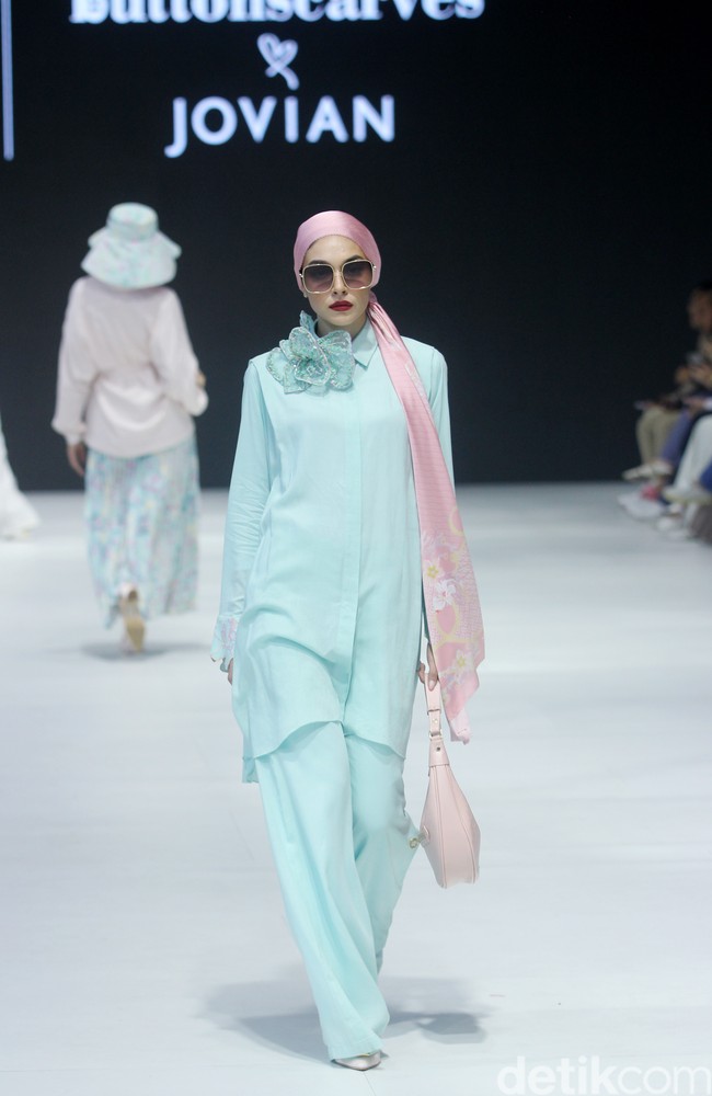 Fashion show kolaborasi Buttonscraves x Jovian di Jakarta Fashion Week 2024 bertempat di Pondok Indah Mal 3, Jakarta Selatan, Jumat [28/10/2023]. Foto: Mohammad Abduh/detikcom.