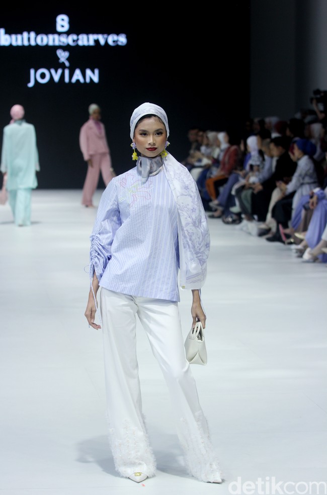 Fashion show kolaborasi Buttonscraves x Jovian di Jakarta Fashion Week 2024 bertempat di Pondok Indah Mal 3, Jakarta Selatan, Jumat [28/10/2023]. Foto: Mohammad Abduh/detikcom.
